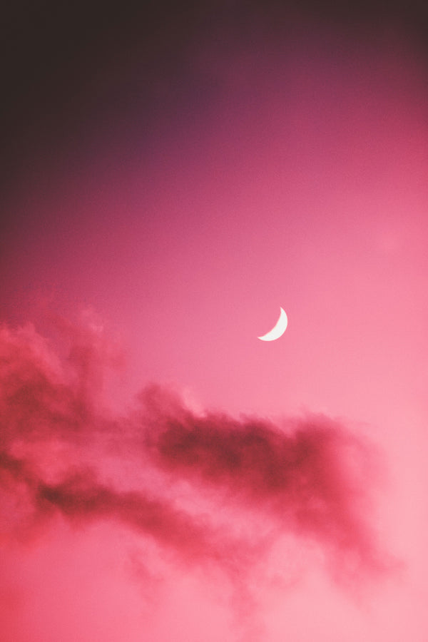 Moody pink sky with crescent moon for Zodiaque Moon monthly horoscope