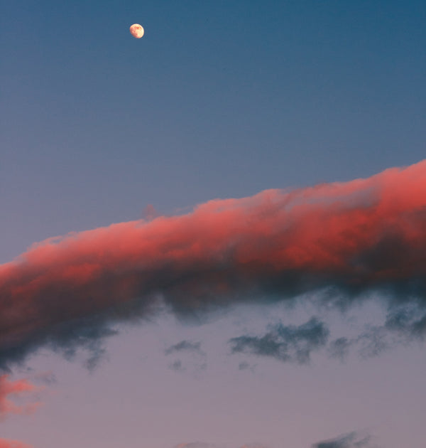 Red cloud strip in night sky for Zodiaque Moon monthly horoscopes